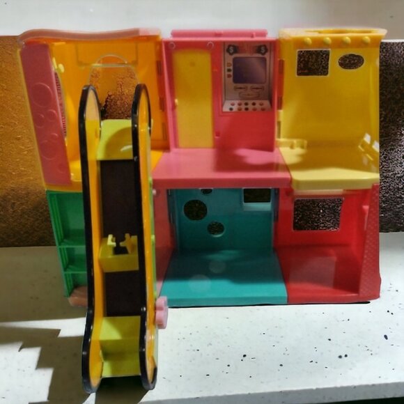 VTG POLLY POCKETS MALL 2002 With Escalator and Pieces Included - Picture 1 of 10